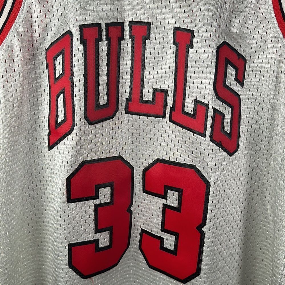 Mitchell & Ness 97-98 Scottie Pippen Bulls Swingman Jersey - Large - Picture 3 of 7